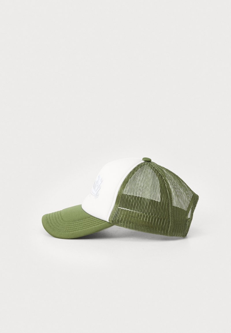 Casquette trucker verte et blanche avec un avant solide, un dos en filet, une visière courbée et un logo brodé sur le panneau avant.
