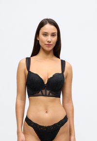 Czarny koronkowy biustonosz z głębokim dekoltem w kształcie litery V, przezroczystymi panelami z siateczki oraz szerokimi ramionkami. Ozdobiony kwiatowymi wzorami i zapięciem z przodu.