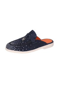Zapato de ante azul marino sin cordones con adornos de rhinestones y un lazo; presenta una suela blanca y una plantilla naranja.
