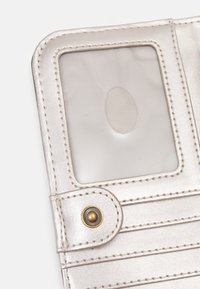 Portafoglio metallico argento con slot trasparente per ID, cuciture dettagliate e chiusura con bottone decorativo. Superficie testurizzata con slot orizzontali per carte.