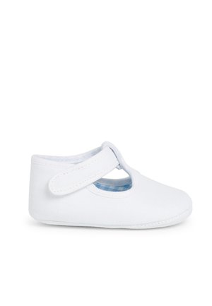 Zapato para bebé de lona blanca con correas de velcro, punta redondeada y forro a cuadros azules. Material suave con una textura lisa.
