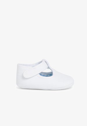 Witte canvas babyschoen met een klittenbandsluiting, ronde neus en blauw geruite voering. Zacht materiaal met een gladde textuur.