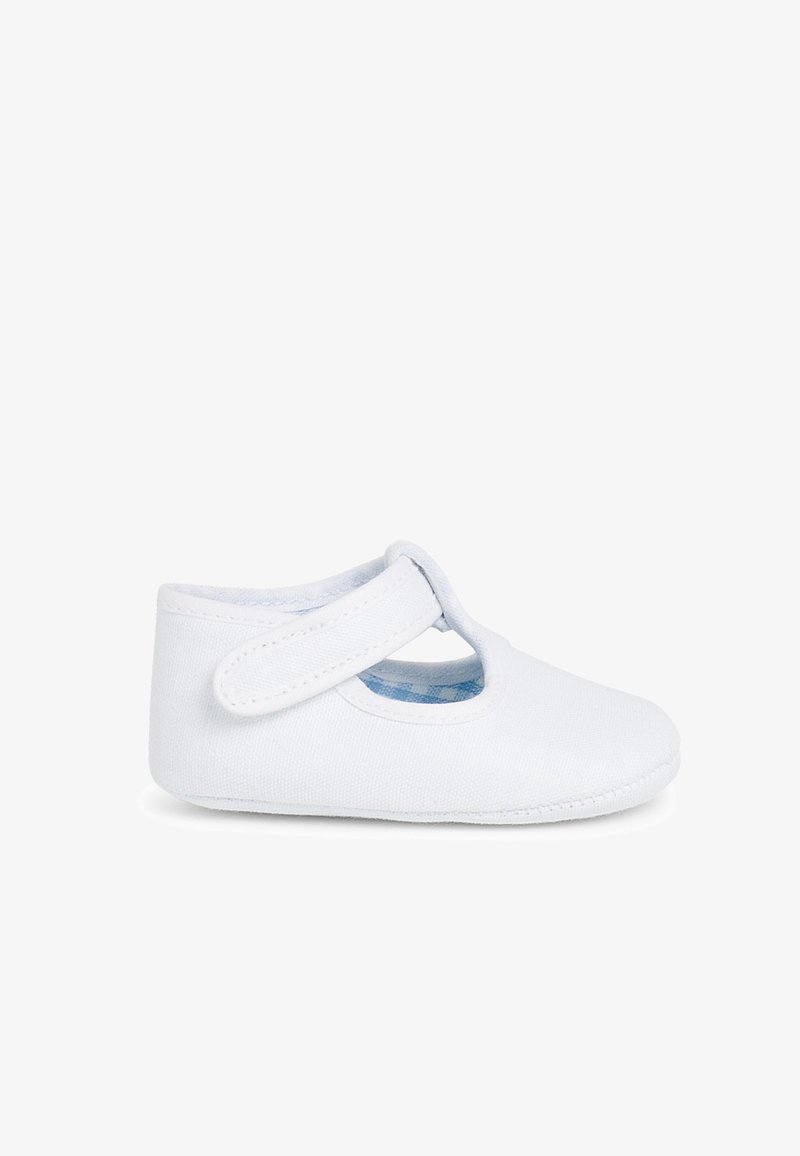 Chaussure pour bébé en toile blanche avec une lanière auto-agrippante, bout arrondi et doublure à carreaux bleus. Matériau doux au toucher lisse.