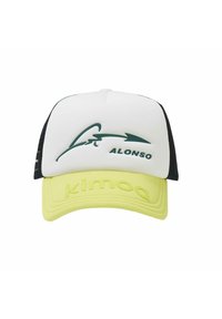 Czapka trucker o białym przodzie, czarnym siatkowym tyłu, limonkowym daszku, z zielonym logo i tekstem "ALONSO" napisanym pogrubioną czcionką. Strukturalny design.