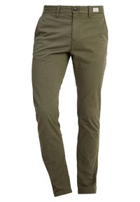 Pantaloni in cotone chinos verde oliva con taglio dritto, dotati di chiusura con bottone e tasche anteriori, texture liscia e branding minimal.