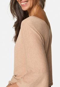 Lichtbeige, geribde trui met een wijd halslijn en driekwartmouwen, met een zachte textuur en een ontspannen pasvorm.