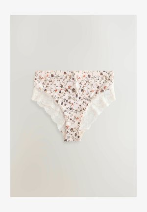 Blomstrede bomullstrusser med en lys pink baggrund, som har en blondekant på siderne og et spredt blomstermønster i mørke og lyse farver.