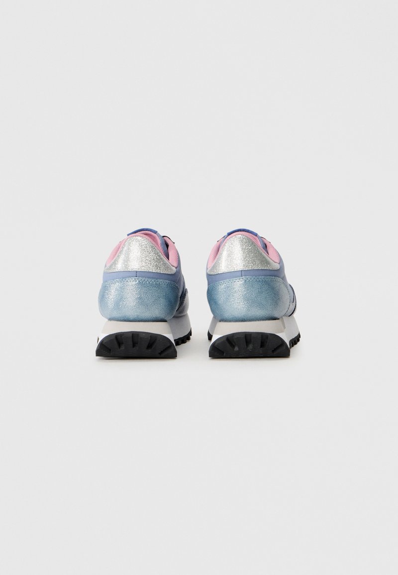 Hiel van sportschoenen met een zilveren, blauwe en roze kleurenschema, met metallic texturen en een gevoerde witte zool, ontworpen voor comfort.