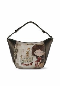 Braune Leder-Schultertasche mit geschwungener Form. Auf der Vorderseite ist ein gedrucktes Cartoon-Mädchen und der Text „Know Yourself“ zu sehen, verziert mit dekorativen Metallanhängern.