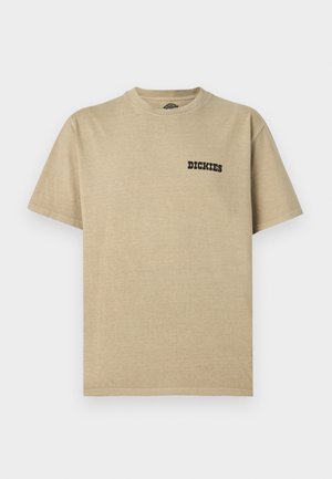 Bézs színű pamut póló kerek nyakkal és rövid ujjakkal. Bal mellrésznél fekete "DICKIES" logóval. Simított textúra.