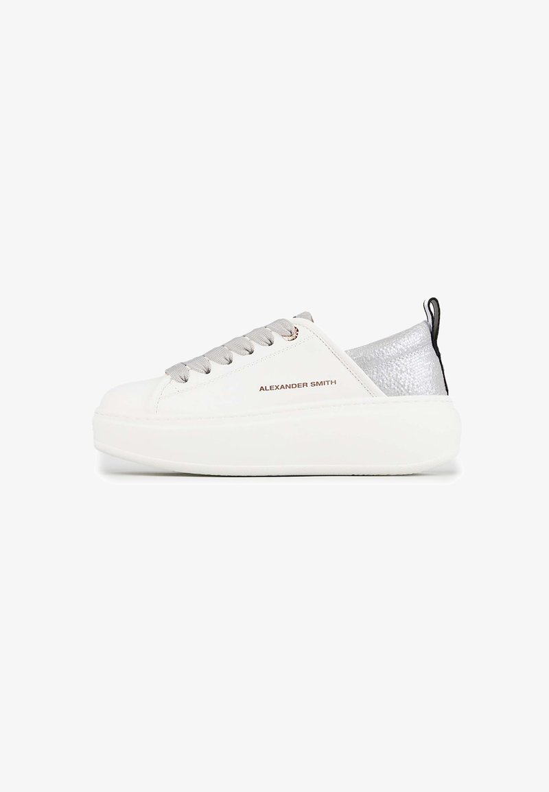 Sneaker bianco in pelle con accenti argento, suola spessa bianca, lacci grigi e un anello nero sul retro. Logo esposto sul lato.