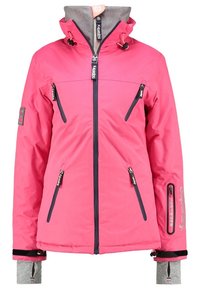 Veste isolée rose avec un col intérieur gris, dotée de zips et d'accents noirs, de poignets élastiques et d'un patch logo sur la manche.