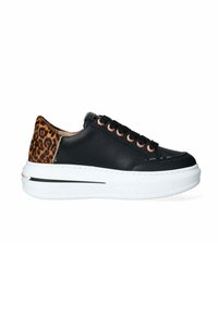 Sneaker in pelle nera con un accento in stampa leopardata sul tallone, dotati di occhielli in oro rosa e di una suola piatta bianca con una striscia nera.