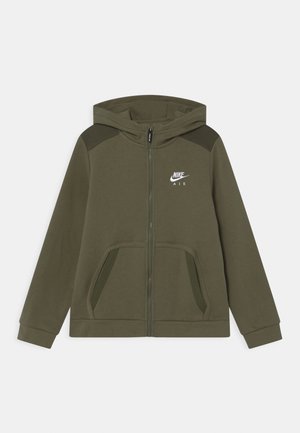 Olivengrøn Nike Air lynlåshættejakke med forlommer, hætte og mørke skulderlapper.