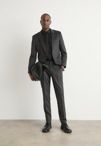 HUGO HENRY GETLIN  - Kostuum - open grey