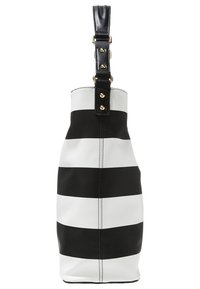 Sac à main à rayures noires et blanches avec une bandoulière en cuir noir fixée par des clous dorés.