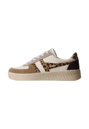 Sneaker Gola bianca e beige con dettagli leopardati e lacci bianchi, vista laterale su sfondo semplice.