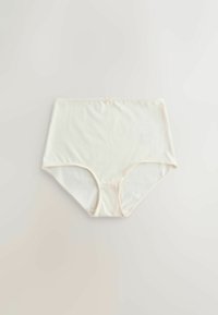 Beige damesondergoed met hoge taille en een klein strikje aan de voorkant, plat gelegd op een neutrale achtergrond.