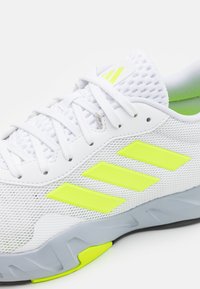 adidas Performance AMPLIMOVE - Edzőcipő - footwear white/lucid lemon/core black
