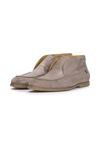 Botines de ante gris de tobillo con una textura suave, punta redonda y un diseño sencillo. Presenta una suela minimalista y un color interior contrastante.