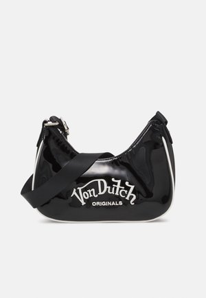 Sac d'épaule noir brillant avec bandoulière réglable, logo courbé blanc "Von Dutch Originals" sur le devant et fermeture éclair en haut.