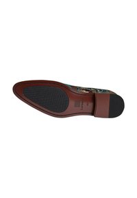 Leren schoenen met een gestructureerde zwarte rubberen grip, bruine details rond de hak en een ingewikkeld bloempatroon aan de bovenkant.