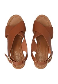 Braune Ledersandalen mit Kreuzriemen-Design, offenen Seiten und Schnallenakzent. Strukturierte Innensohle mit kontrastierendem weißen Nähten.