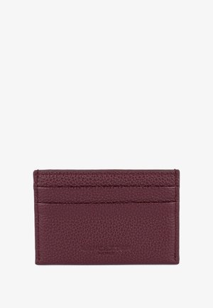 Bordeaux leren kaarthouder met een gestructureerd oppervlak, voorzien van meerdere sleuven en subtiele branding die aan de onderzijde is geperst.