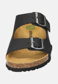 Sandal nera in pelle a scivolo con due fibbie argentate regolabili, soletta in sughero e suola in gomma testurizzata. Presenta un'interno di colore beige naturale.