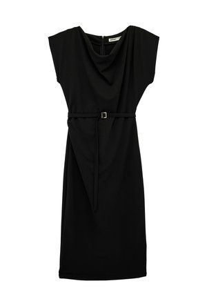 Vestido negro hasta la rodilla con mangas cortas, escote drapeado y cinturón delgado con hebilla en la cintura, mostrado sobre un fondo blanco.