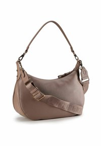 Borsa a tracolla in pelle marrone dalla forma curva, con tracolla regolabile, dettagli in metallo dorato e superficie texturizzata. Chiusura con cerniera laterale.