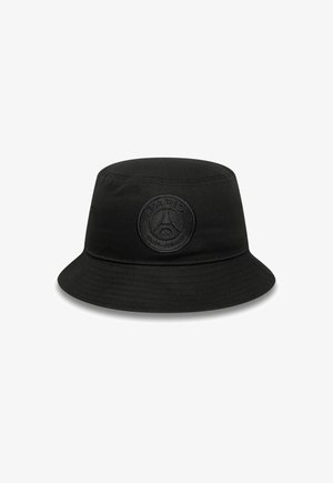 Czarny kapelusz typu bucket, wykonany z materiału, z zaokrąglonym wierzchem i szerokim rondem. Posiada wytłoczone okrągłe logo z napisem "PARIS" oraz wzorem wieży Eiffla.