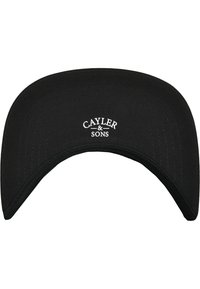 Crni kapica s ravnim obodom napravljena od teksturiranog materijala, sa bijelim izvezenim logom "Cayler & Sons" na prednjoj strani. Glatki, kutni dizajn.