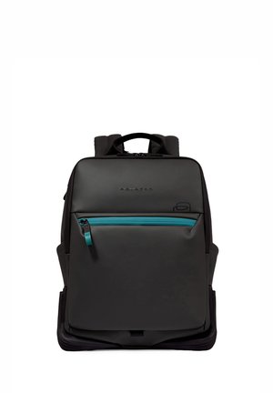 Sac à dos Piquadro noir avec une fermeture éclair bleu sarcelle sur la poche avant, des bretelles rembourrées et une poignée de transport supérieure.