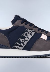 Męskie sneakersy z granatową tekstylną cholewką i szarymi zamszowymi akcentami. Posiadają białą podeszwę pośrednią, czarną gumową podeszwę oraz wyróżniające się logo marki.