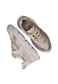 Crème kleurige sneakers met gestructureerd slangenskin en mesh accenten. Beschikt over een licht verhoogde witte zool en gouden hardware details.