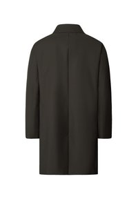 Tummanvihreä takki suoralinjaisella leikkauksella, lovikollareilla, pitkillä hihoilla ja sileällä pinnalla. Ominaisuuksiin kuuluu vähemmän ompeleita ja ei näkyviä kiinnityksiä.