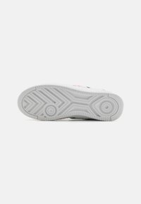 Valge sneakerite alus, millel on mustriga talladisain, sile materjal koos peente aktsentidega ja väike roosa logo.
