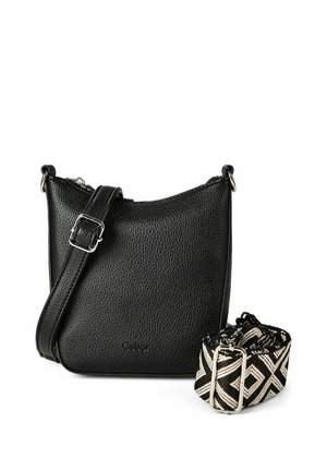 Bolso bandolera de cuero negro con textura, con correa ajustable y correa separada de tela con patrón geométrico en blanco y negro.