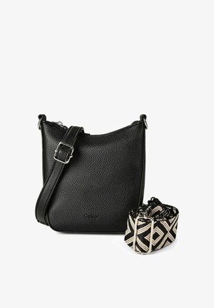 Schwarze Crossbody-Tasche aus strukturiertem Leder mit verstellbarem Riemen und separatem schwarz-weiß gemustertem Stoffriemen mit geometrischem Design.