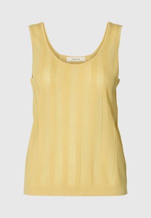 Rumena pletena majica brez rokavov z navpičnimi teksturnimi črtami in zaobljenim izrezom na enobarvnem ozadju.