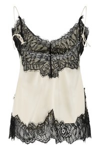 Κρεμ σατέν καμίσω με μαύρη λουλουδένια δαντέλα στο ντεκολτέ, το τελείωμα και τις πλευρές, με ρυθμιζόμενες λεπτές τιράντες.