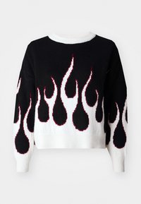 Μαύρο πλεκτό πουλόβερ με σχέδιο φλόγας σε λευκό και κόκκινο, με στρογγυλή λαιμόκοψη και ριγωτές μανσέτες και στρίφωμα. Εφαρμογή cropped, απαλής υφής.