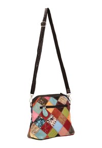 Patchwork-håndtaske med flerfarvede firkanter i blanke og strukturerede materialer. Justerbar rem med en øverste lynlås og en udvendig lomme.