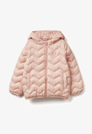 Jasnoróżowa kurtka puchowa z wzorem w zygzak, kapturem, zamkiem błyskawicznym z przodu i kieszeniami po bokach. Wykonana z gładkiego, błyszczącego materiału.