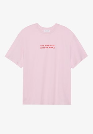 T-shirt en coton rose clair avec des manches courtes et un col rond. Le texte sur le devant indique "les personnes gentilles sont mon genre de personnes" en rouge.