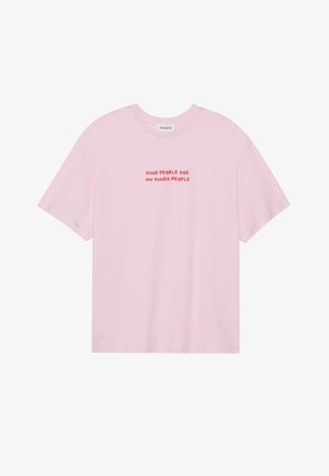 T-shirt en coton rose clair avec des manches courtes et un col rond. Le texte sur le devant indique "les personnes gentilles sont mon genre de personnes" en rouge.