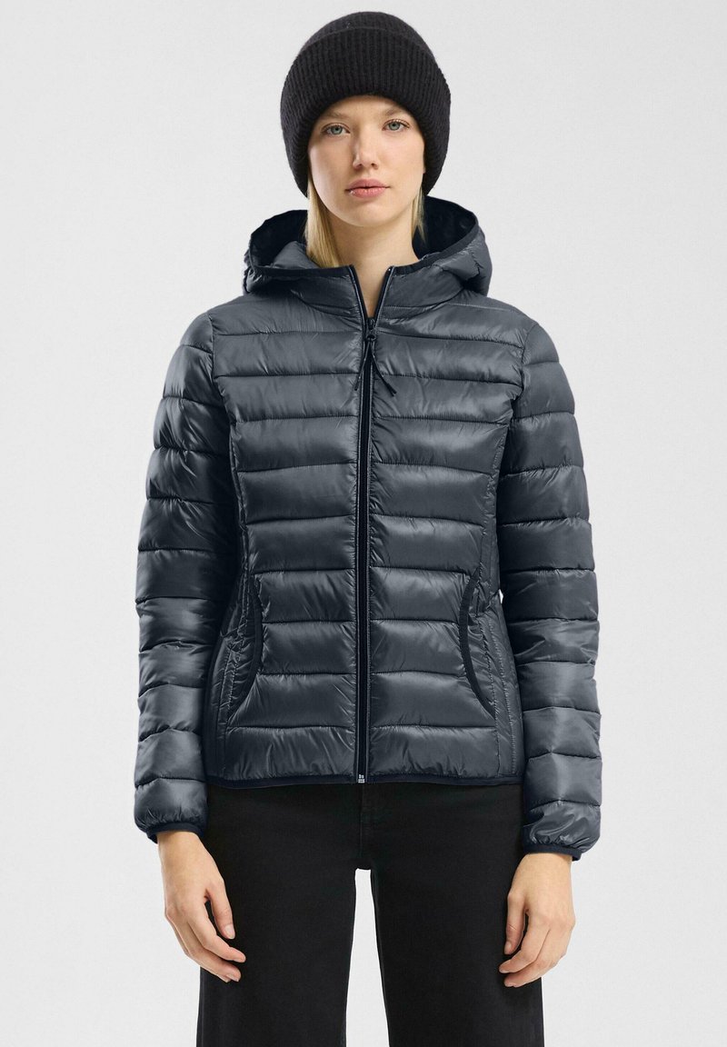 Dunkelgraue Pufferjacke mit horizontalen Steppmustern, Reißverschluss vorne, seitlichen Taschen und Kapuze. Weiches, glänzendes Material.