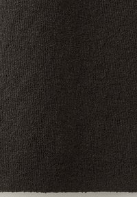 Gros plan d’un tissu tricoté marron foncé avec une surface texturée en boucles et un motif tricot visible.
