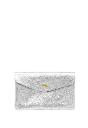 Pochette en cuir argenté texturé avec rabat et fermeture centrale unique par bouton doré sur fond blanc.